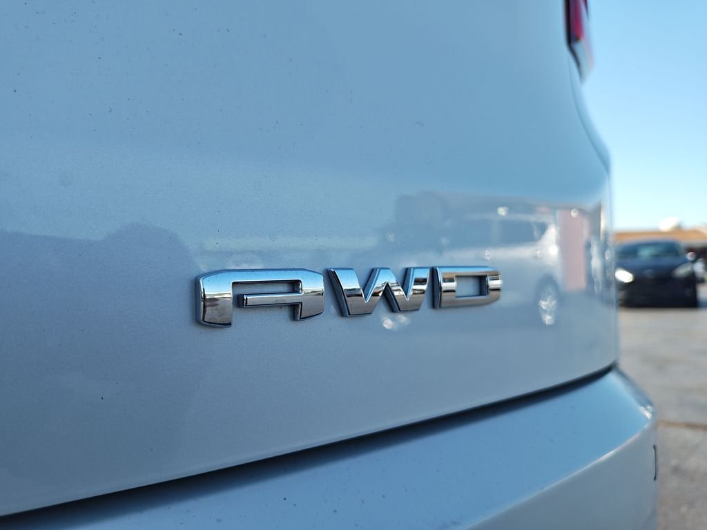 Used 2022 White GMC Denali image 28