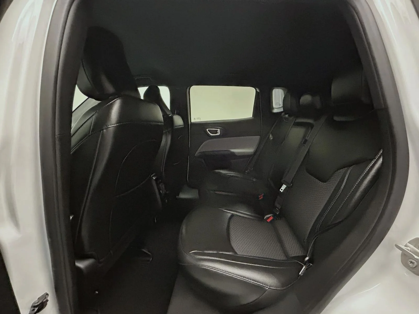 Used 2023 White Jeep Latitude image 19
