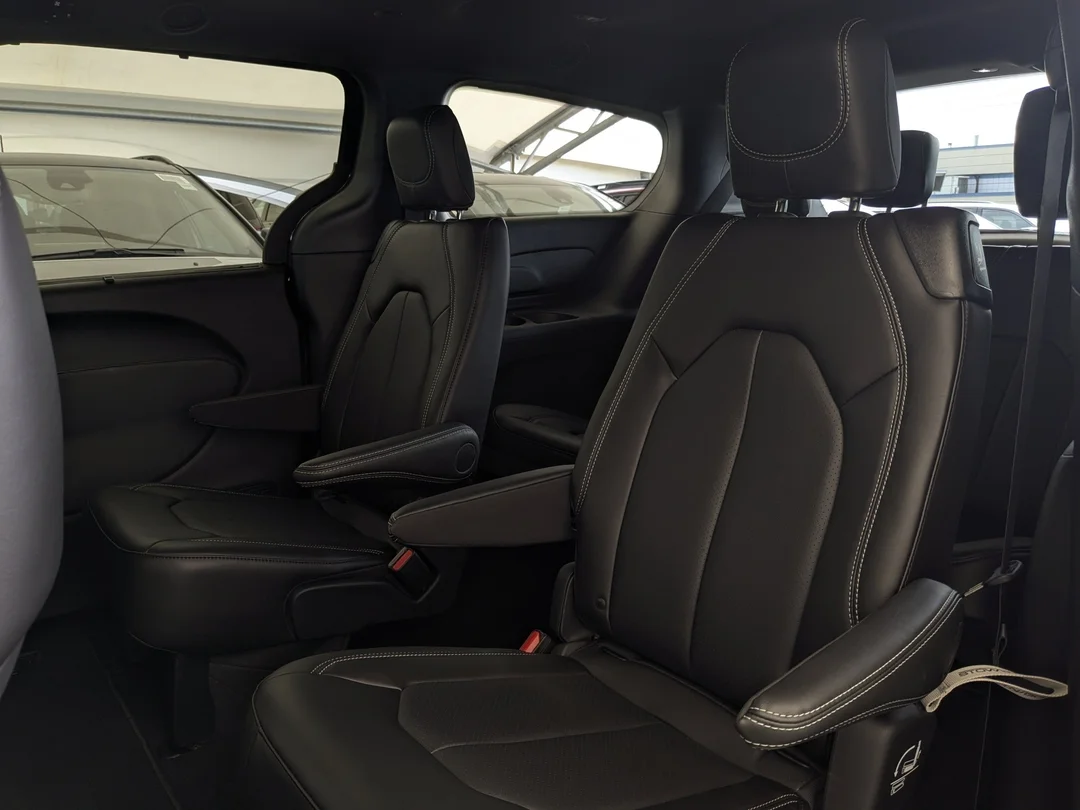 New 2027 Black Chrysler Select - - AWD - 3.6L Pentastar V6 - Adaptive Cruise Control - Blind Spot Monitor & More! image 27