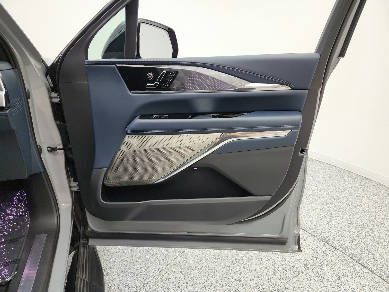 Used 2026 Luna Metallic Cadillac Premium Luxury image 20