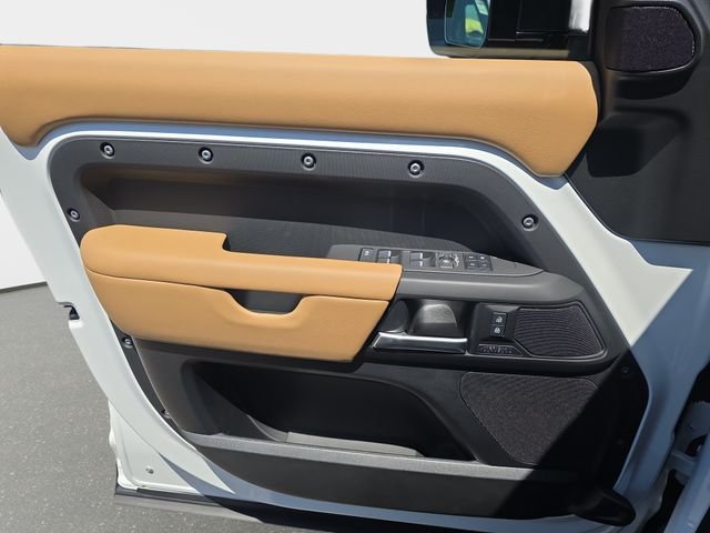 New 2026 Fuji White Land Rover X-Dynamic SE image 19