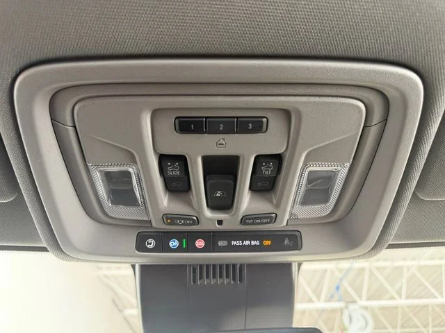 Used 2023 White GMC Denali image 32