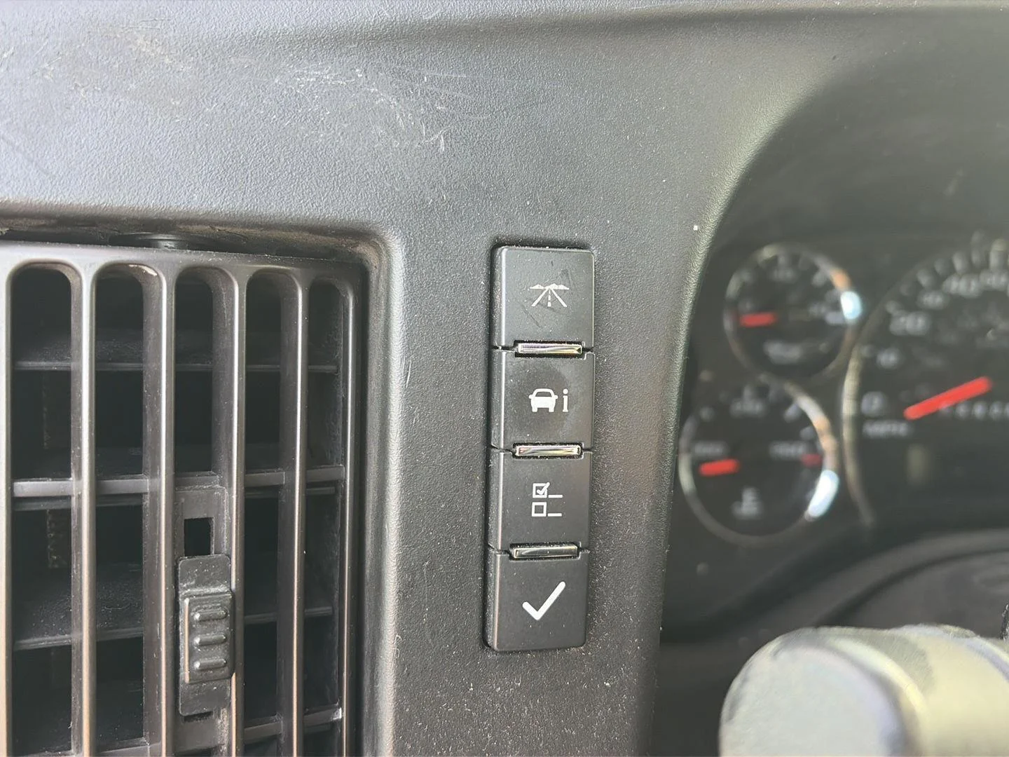 Used 2019 SUMMIT WHITE GMC VAN 2500 RWD 135" image 14