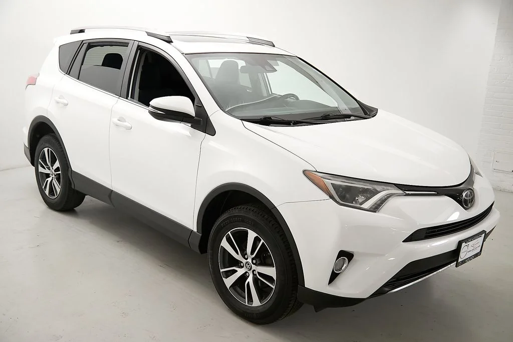 Used 2018 White Toyota XLE image 4