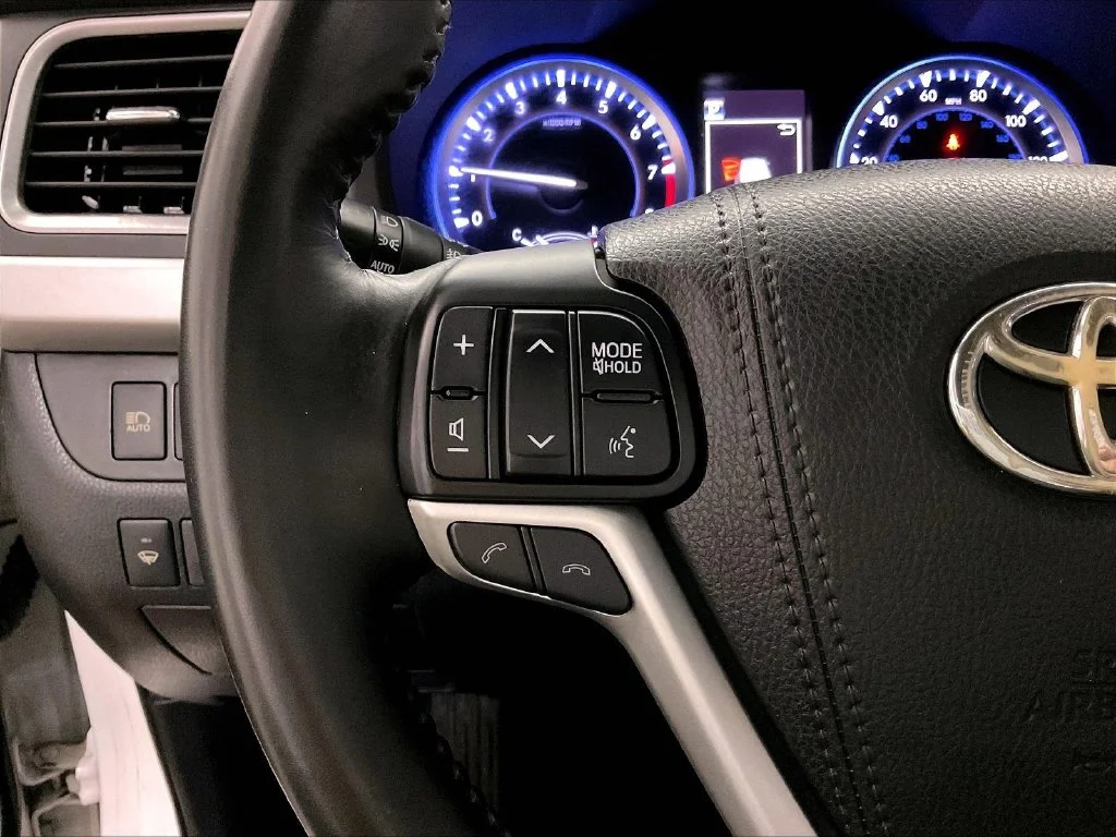 Certified Used 2018 White Toyota XLE image 22