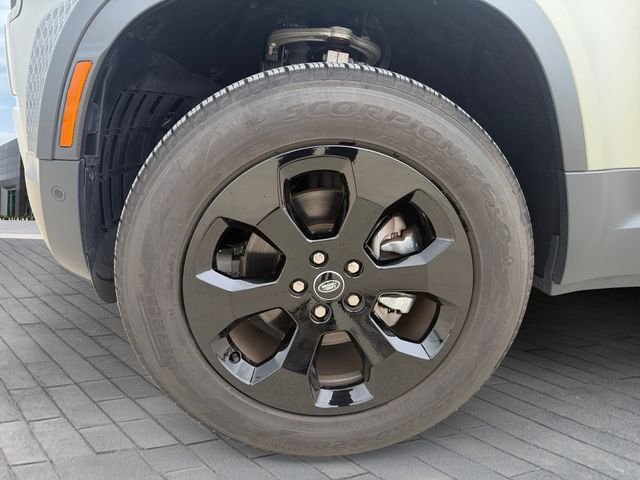 Certified Used 2025 Pangea Green Metallic Land Rover S image 9
