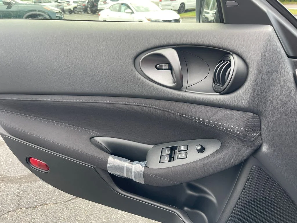 New 2027 Boulder Gray Pearl / Super Black Two-tone Nissan Sport image 11