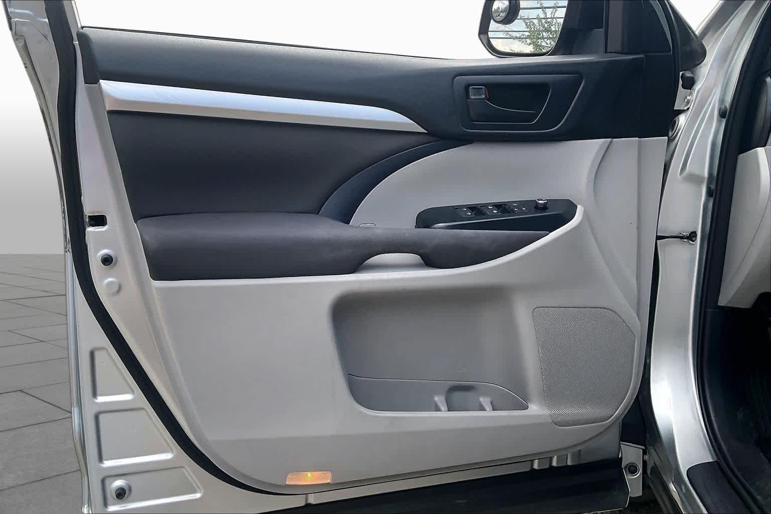 Used 2018 Celestial Silver Metallic Toyota LE image 21