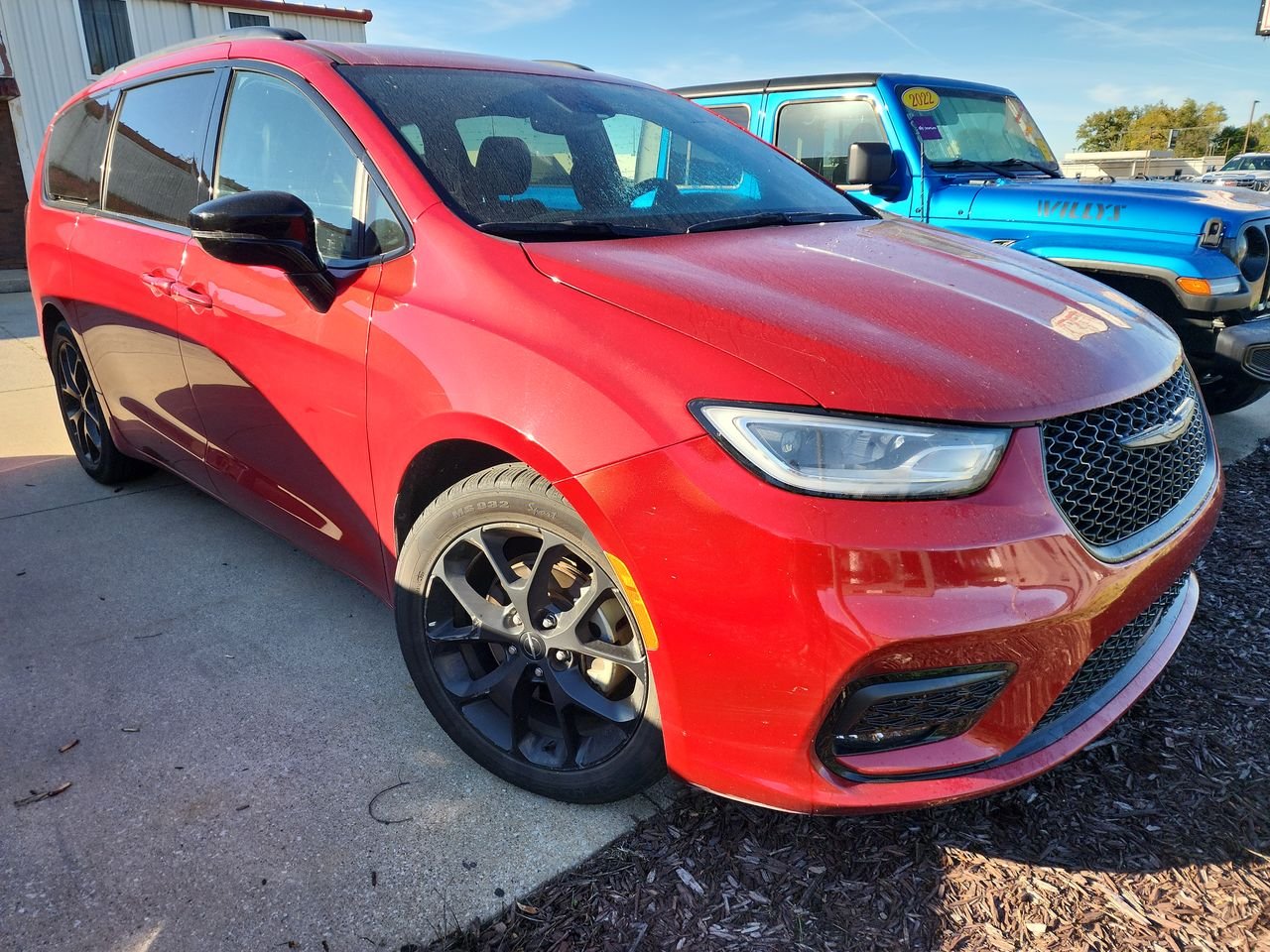Used 2025 Red Chrysler Limited image 1