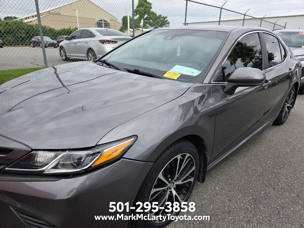 Used 2018 Gray Toyota SE image 4