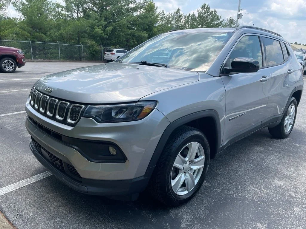 Used 2022 Silver Jeep Latitude image 1