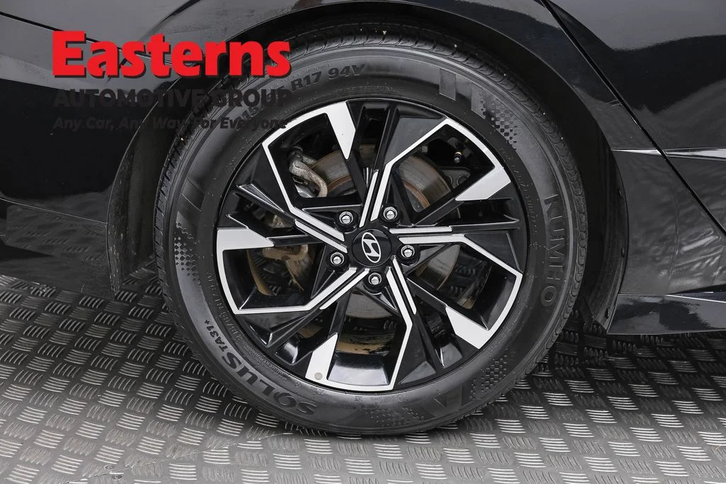 Used 2025 Black Hyundai SEL image 31