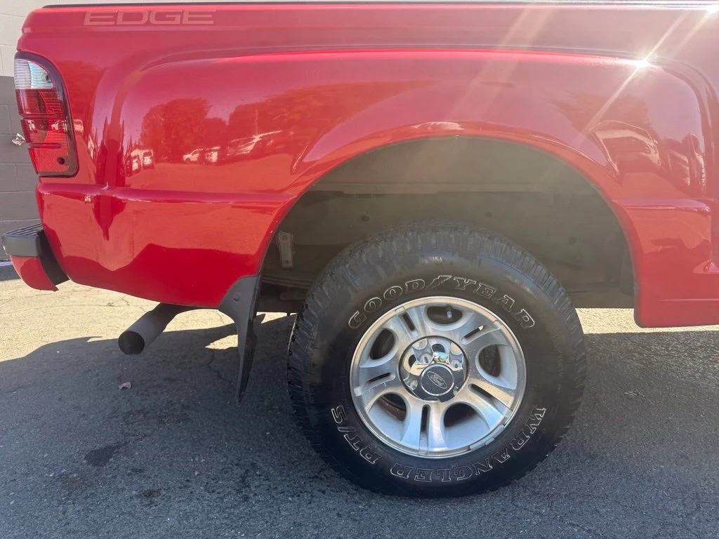 Used 2004 Bright Red Clearcoat Ford Edge image 4