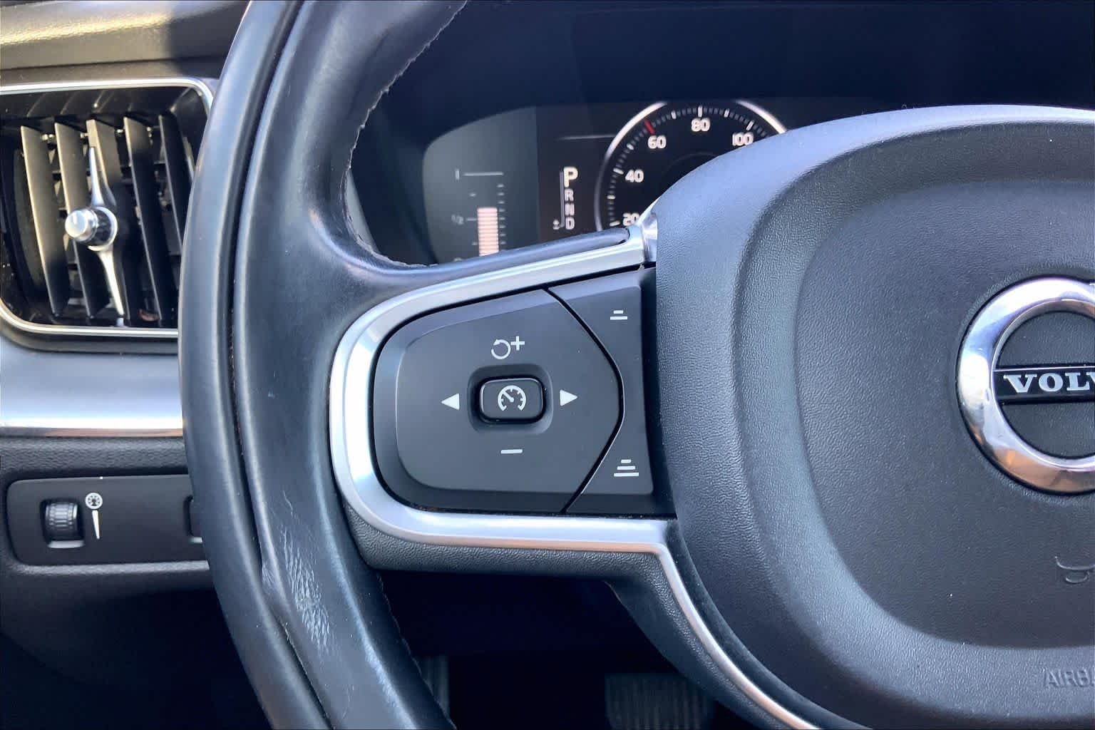 Used 2018 Denim Blue Metallic Volvo Momentum image 3