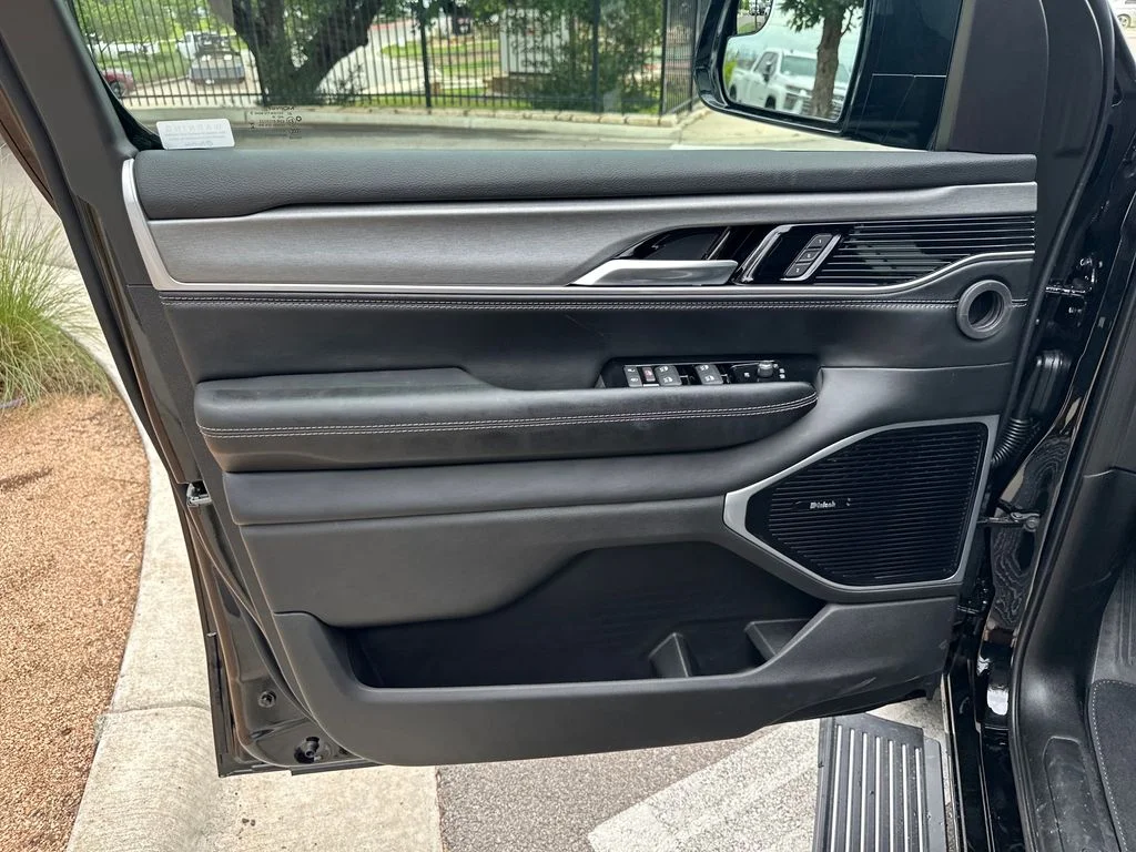 New 2026 High Gloss Black Exterior Paint Jeep Limited Reserve image 16