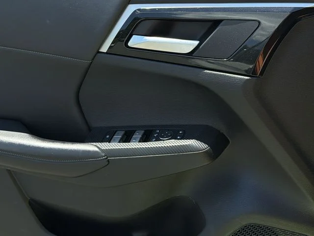 Used 2024 Silver Mitsubishi  image 15