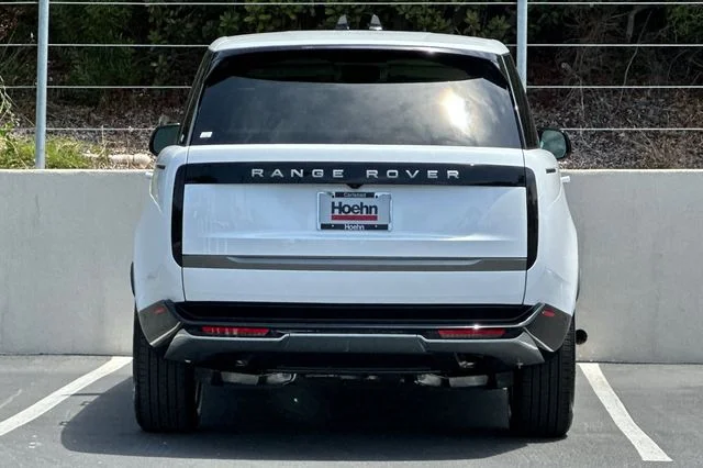New 2026 Ostuni Pearl White Land Rover SE image 4