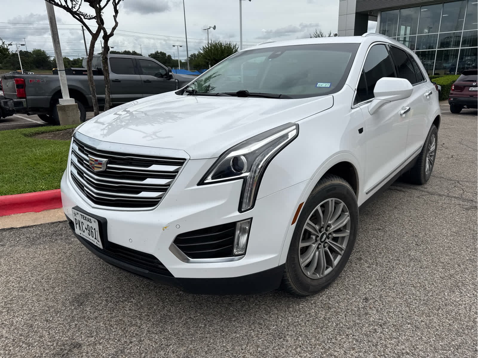 Used 2018 Crystal White Tri-Coat Cadillac Luxury FWD image 2