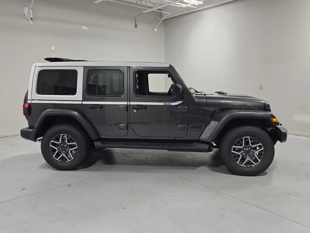 New 2026 Granite Crystal Metallic Clear-Coat Exterior Paint Jeep Sahara image 12