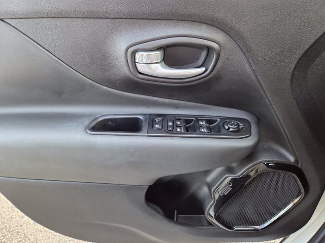 Used 2023 White Jeep Altitude image 31