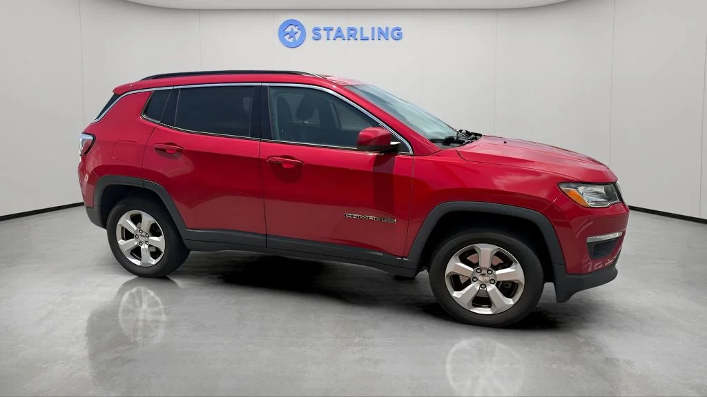 Used 2018 Red Jeep Latitude 4x4 image 3
