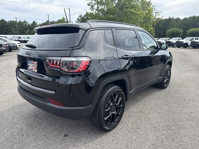 New 2026 Diamond Black Crystal Pearl-Coat Exterior Paint Jeep Latitude image 8