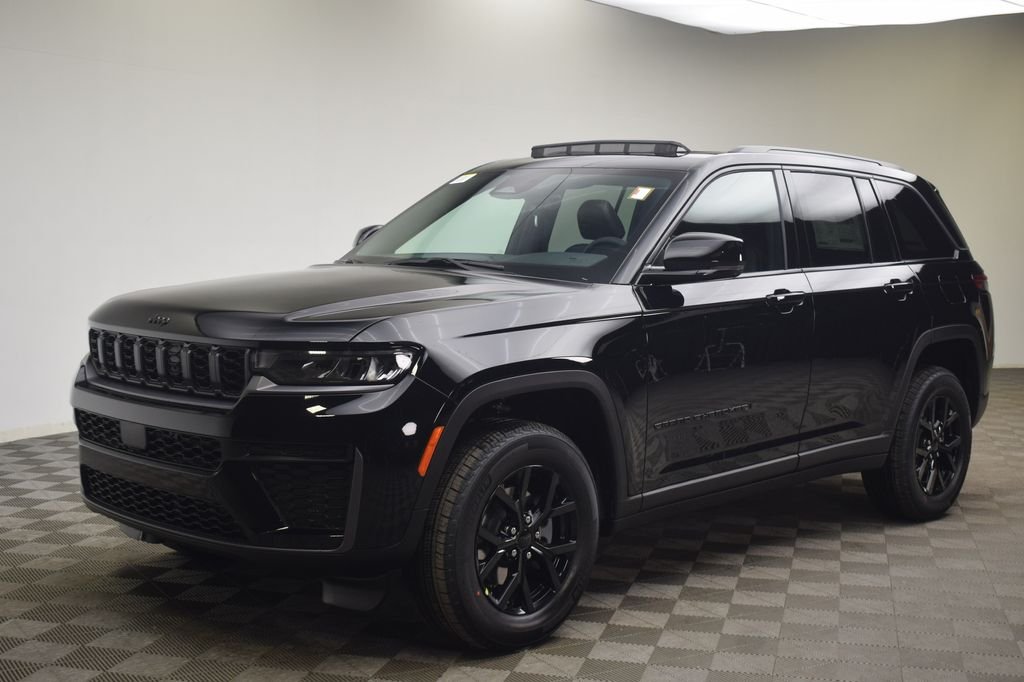New 2026 Diamond Black Crystal Pearl-Coat Exterior Paint Jeep Laredo Altitude image 15