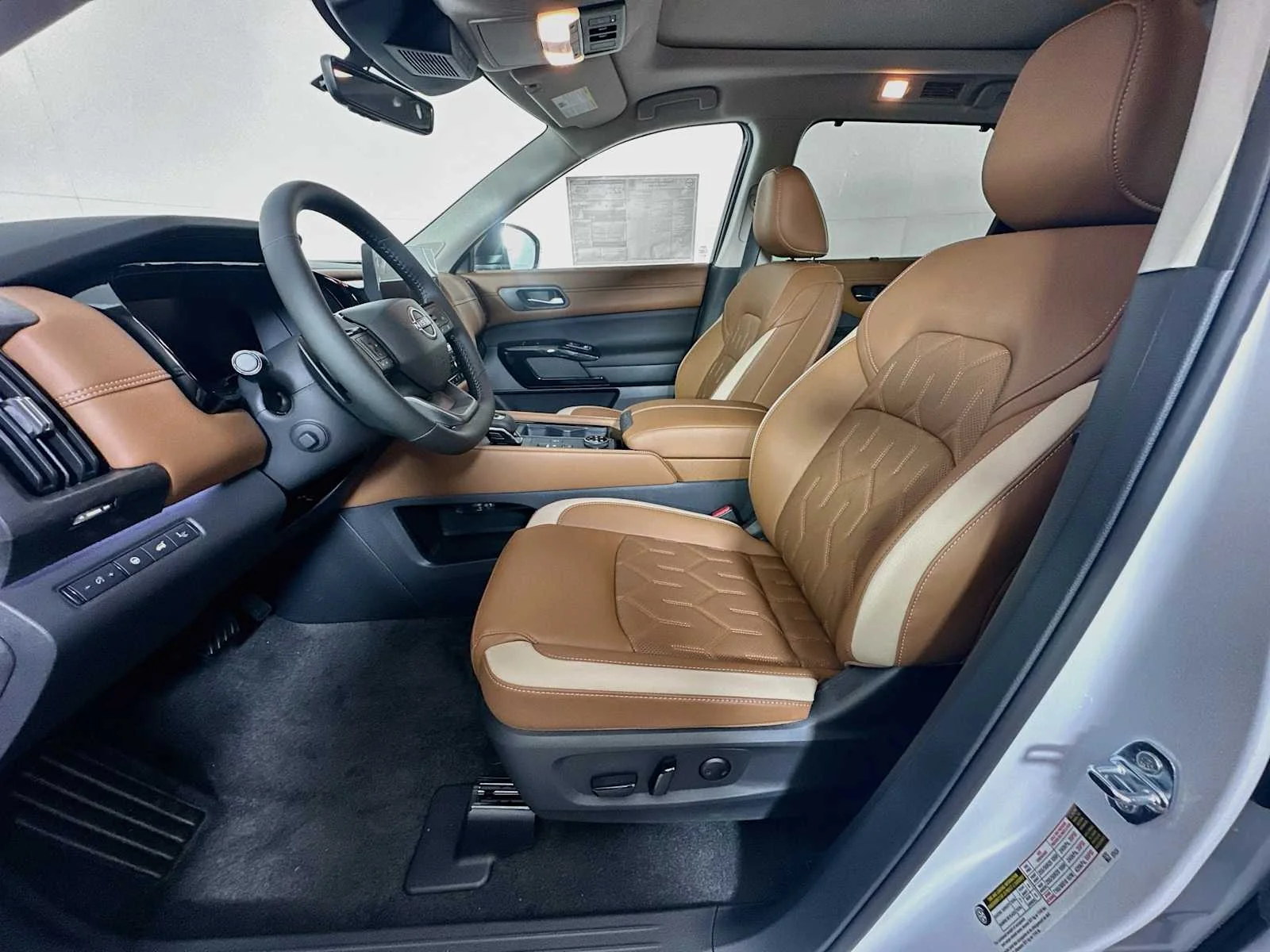 New 2026 Everest White Pearl Tricoat/Super Black Nissan Platinum image 4
