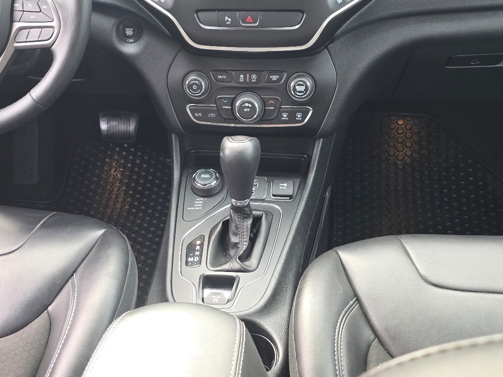 Used 2019 Diamond Black Crystal Pearl Coat Jeep Latitude Plus image 25