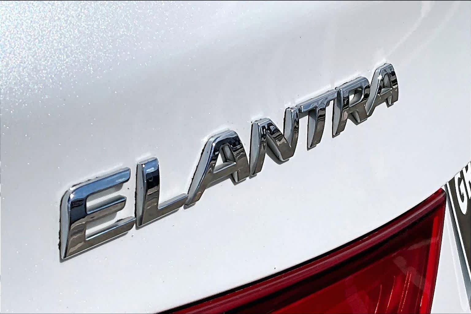 Used 2015 Quartz White Pearl Hyundai SE image 31