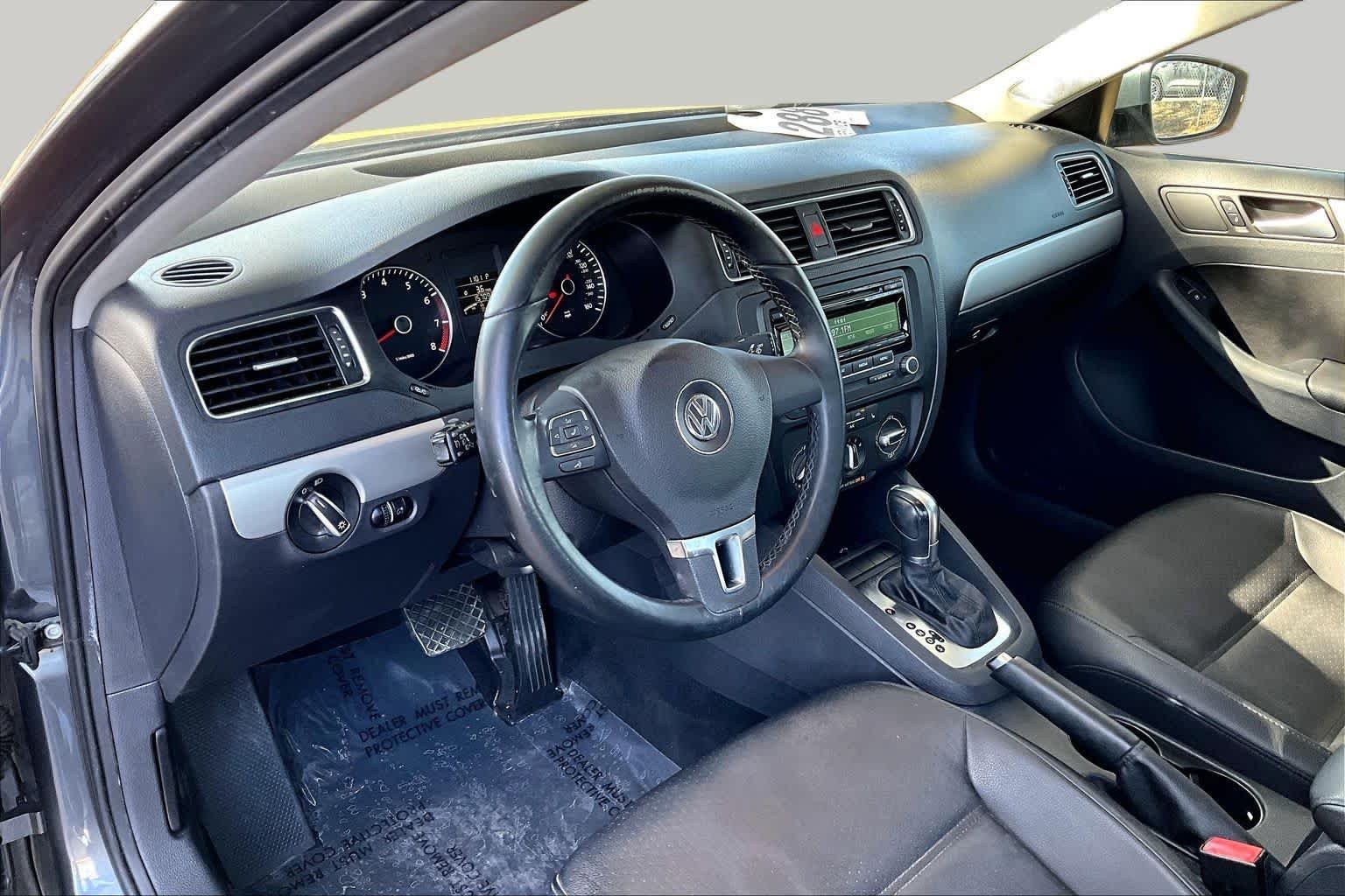 Used 2013 Platinum Gray Metallic Volkswagen SE image 18