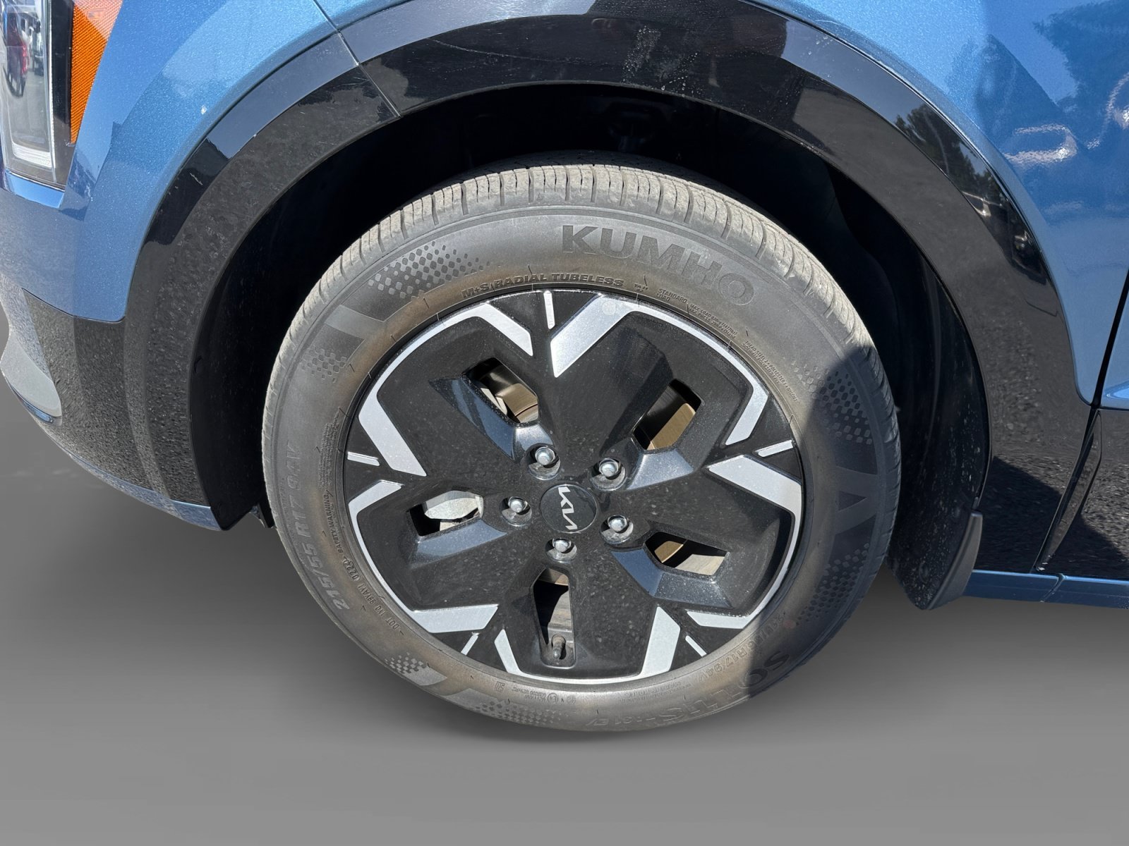 Used 2023 Mineral Blue Kia Wind image 9