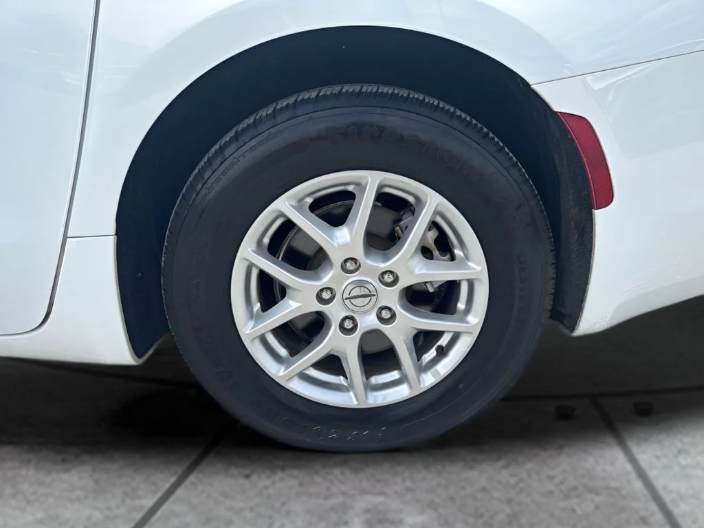 Used 2022 White Chrysler LX image 20