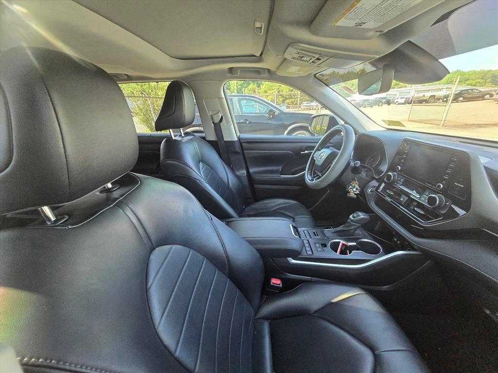 Used 2021 Silver Toyota XLE image 9