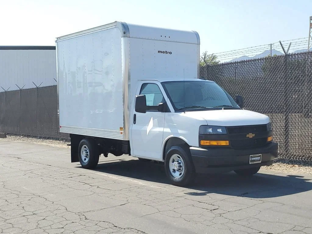 New 2025 Summit White Chevrolet 1WT image 3