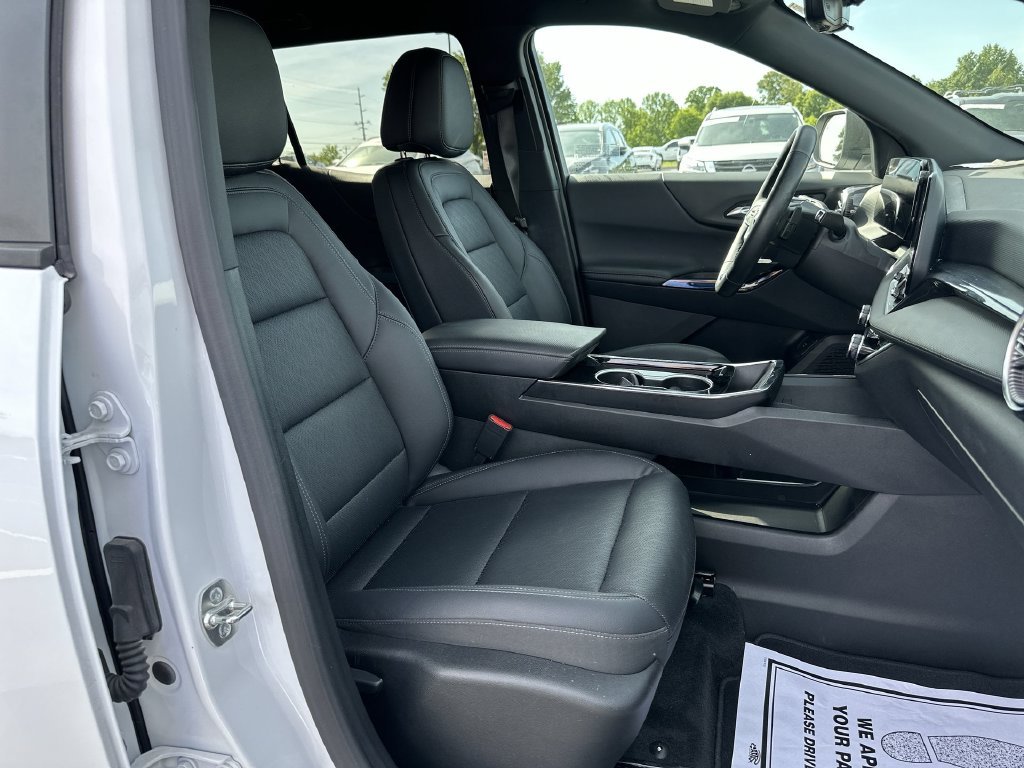 Used 2025 White Chevrolet LT image 29