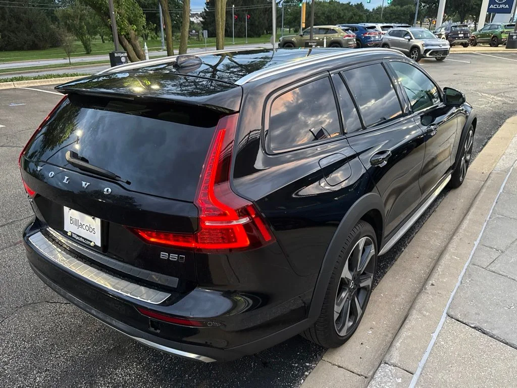 Used 2024 Onyx Black Metallic Volvo Ultimate image 6