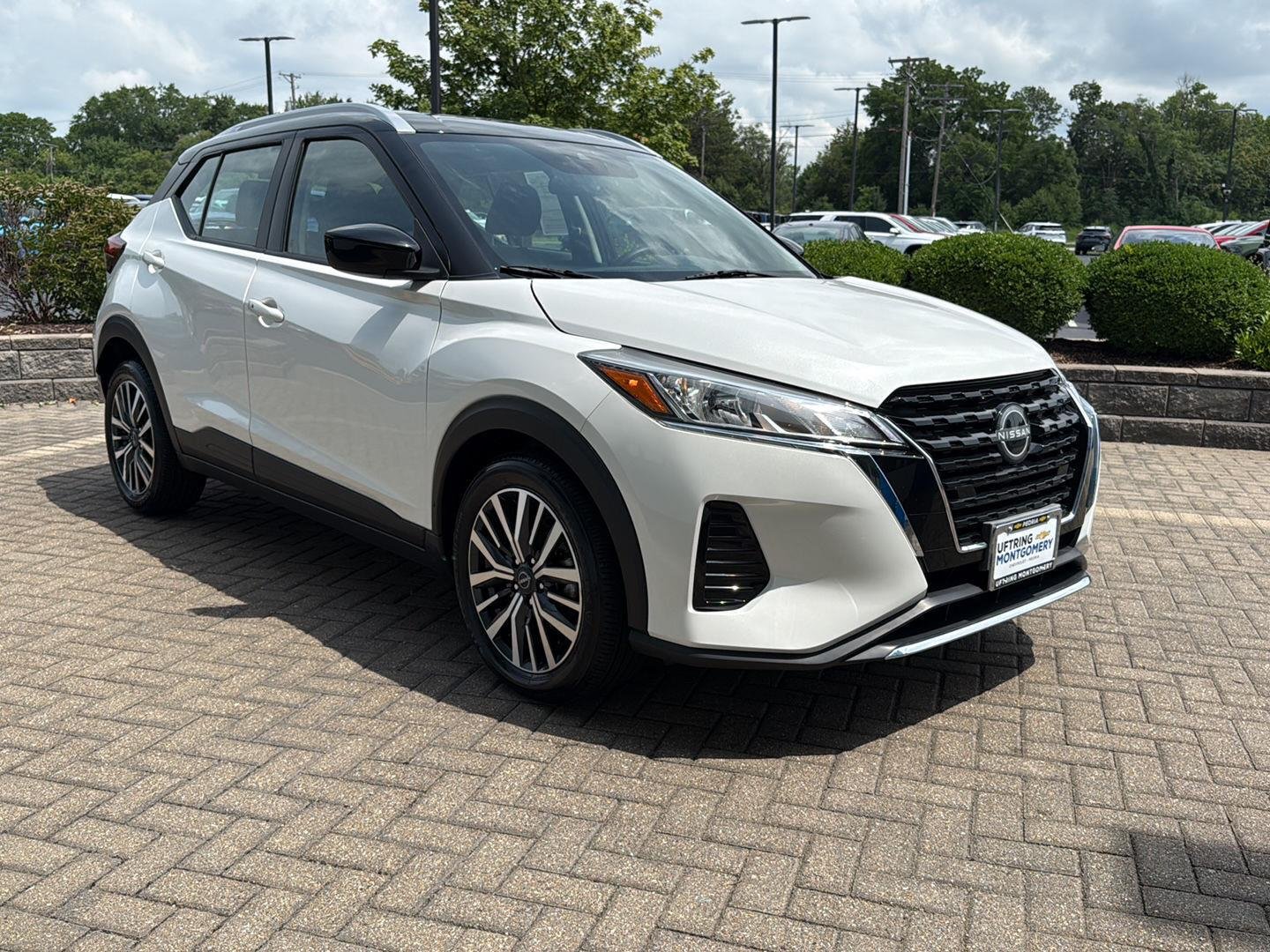 Used 2023 Aspen White Tricoat/Super Black Nissan SV image 7