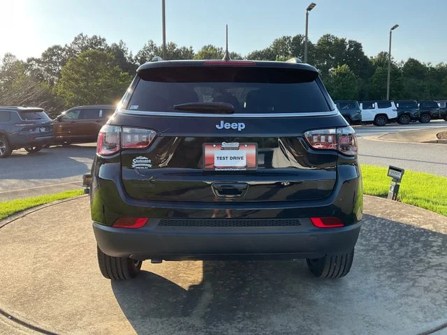 New 2026 Diamond Black Crystal Pearl-Coat Exterior Paint Jeep  image 6