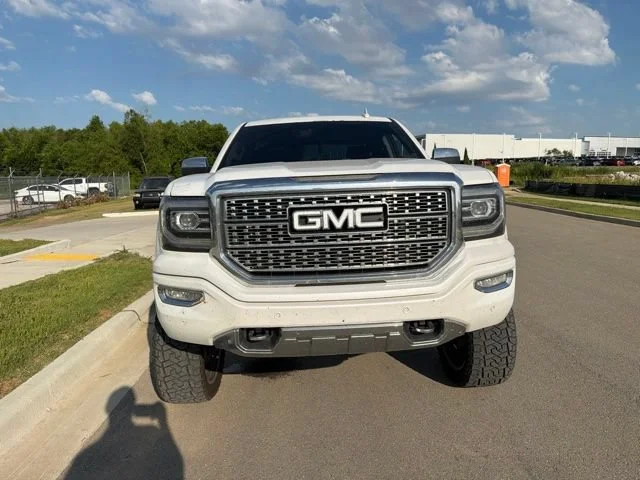 Used 2017 WHITE FROST TRICOAT GMC Denali image 7