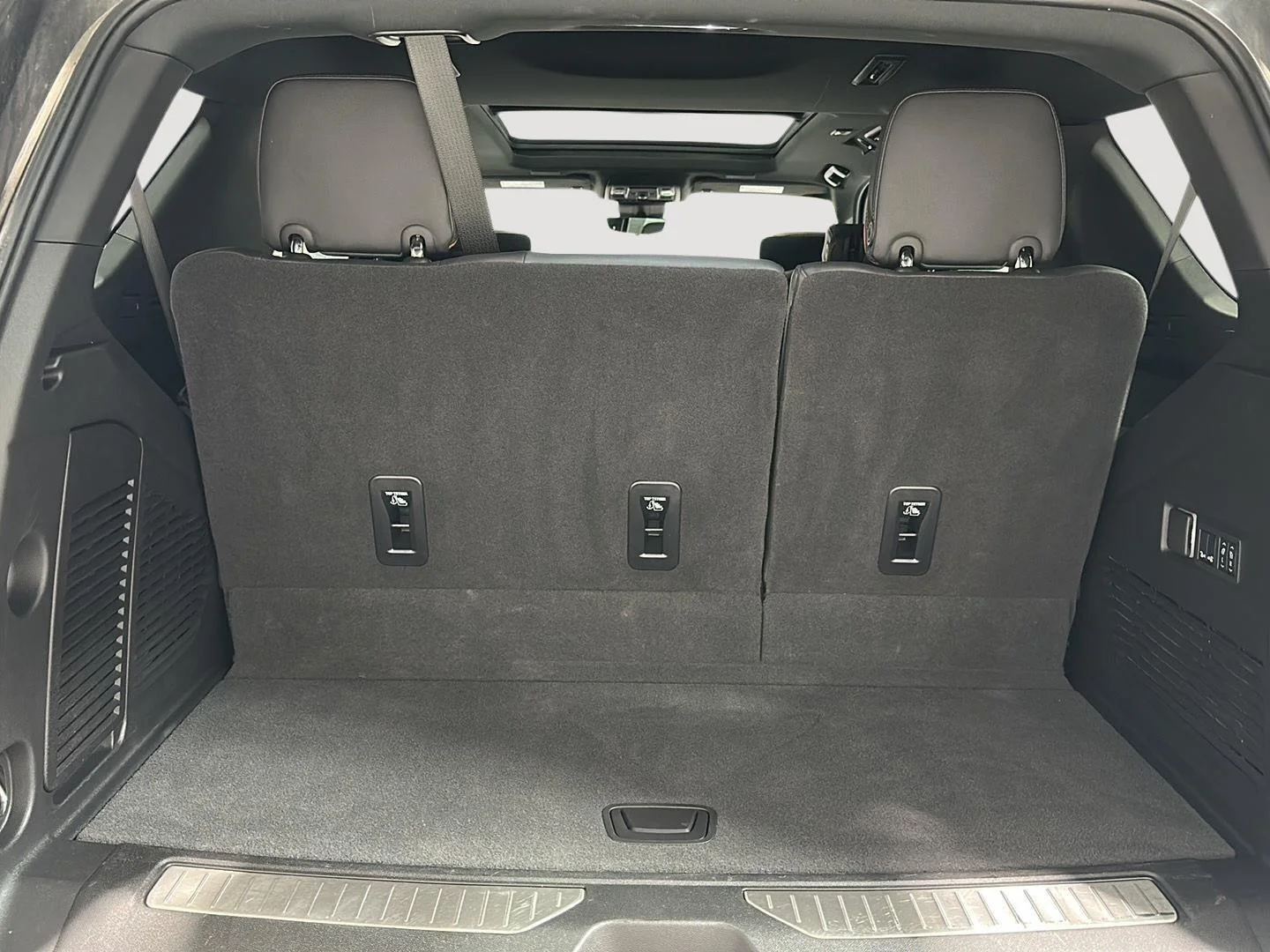 Used 2025 Summit White GMC AT4 image 23