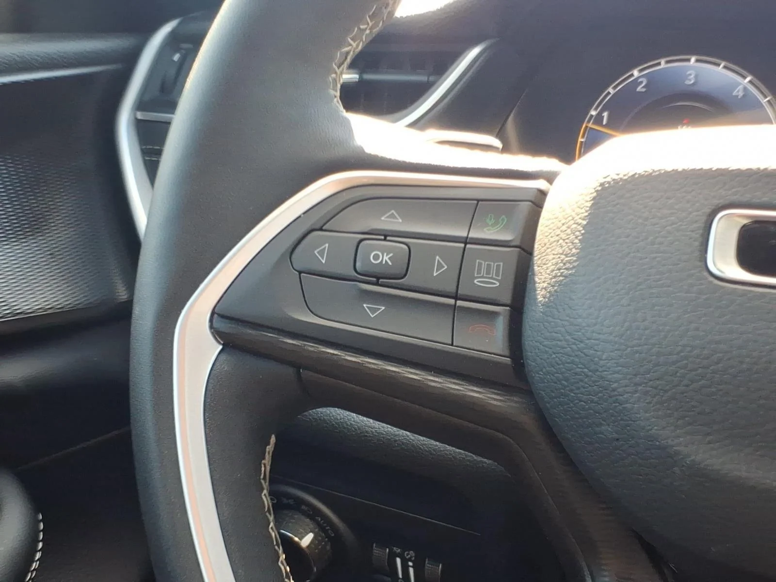 Used 2025 Silver Zynith Jeep Laredo X image 25