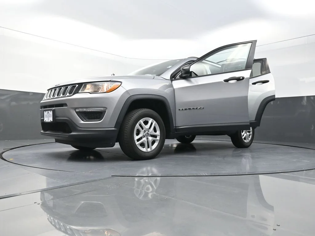 Used 2018 Silver Jeep Sport image 31