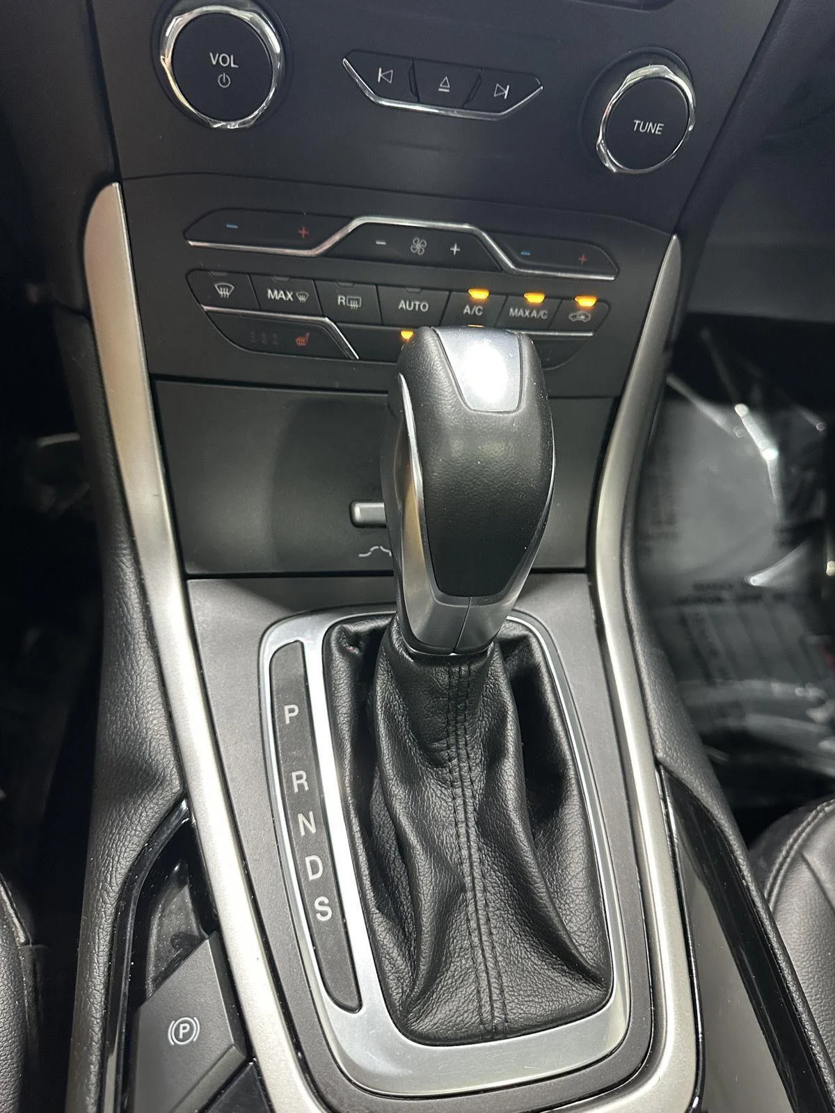 Used 2016 Oxford White Ford SEL image 16