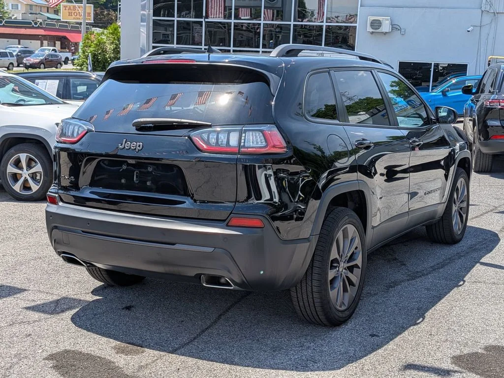 Used 2021 Black Jeep Latitude Lux image 6