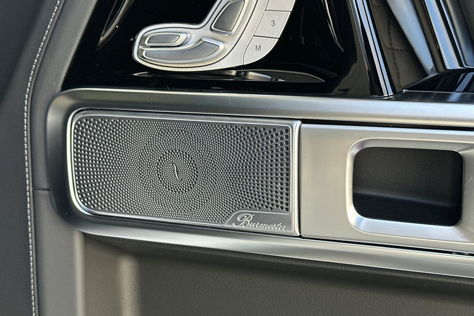 New 2026 MANUFAKTUR Moonlight White Metallic Mercedes-Benz G 63 AMG® image 4