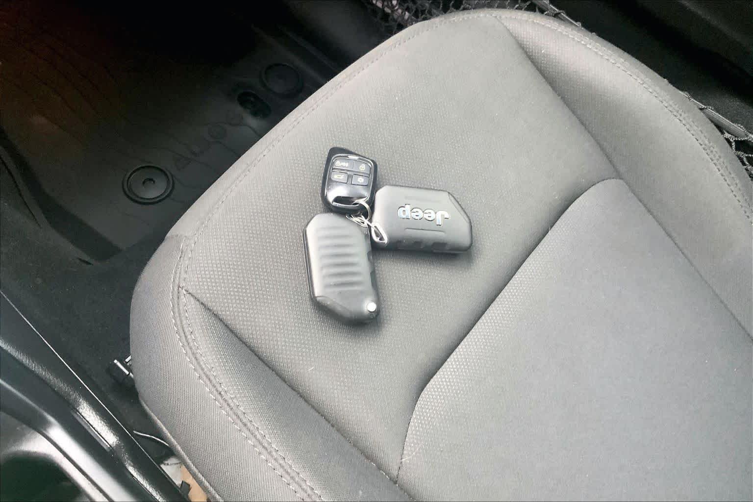 Used 2018 Bright White Clearcoat Jeep Sport image 15