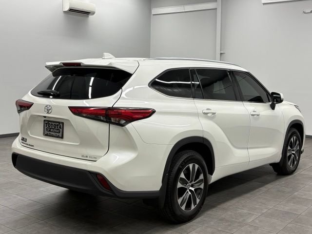 Used 2020 White Toyota XLE image 2