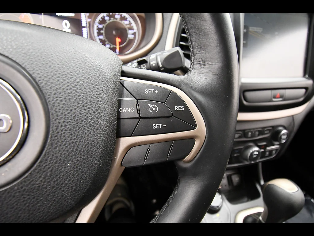 Used 2017 Billet Silver Metallic Clear Coat Jeep Latitude image 21