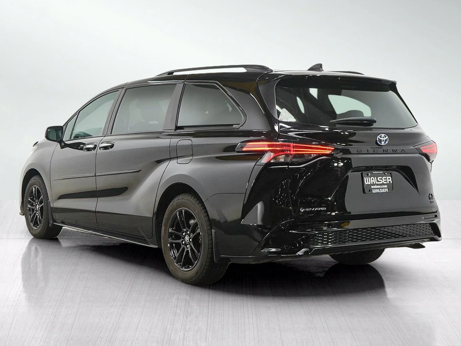 Used 2025  Toyota  image 3